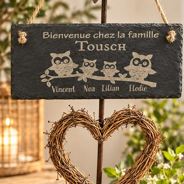 Pancarte en ardoise gravée Bienvenue chez la famille avec prénoms 