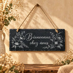 Pancarte en ardoise gravée Bienvenue chez nous avec décor floral, suspendue à une cordelette