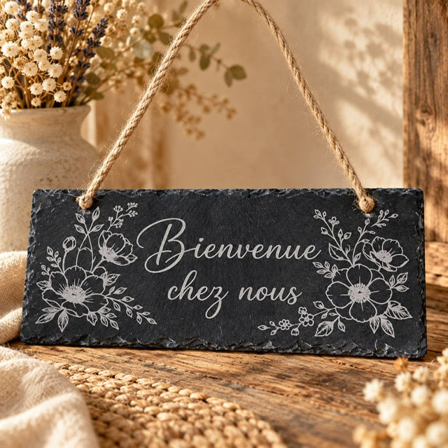 Pancarte ardoise gravée Bienvenue chez nous décor floral