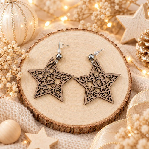 Boucles d’oreilles pendantes en bois teint au brou de noix sur le thème de Noël, avec clous dorés hypoallergéniques