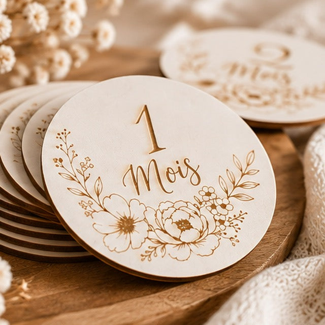 Cartes étapes bébé rondes en bois gravé décor floral 1 Mois