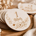 Cartes étapes bébé rondes en bois gravé décor floral 1 Mois
