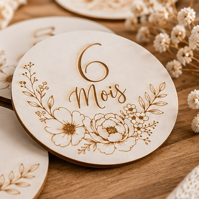 Cartes étapes bébé en bois décor floral mois par mois