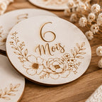 Cartes étapes bébé en bois décor floral mois par mois