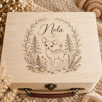 Valisette de naissance en bois personnalisée biche et sous-bois