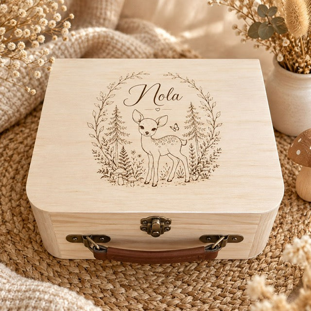 Valisette de naissance en bois personnalisée au prénom avec décor gravé biche, sapins, champignons et couronne végétale