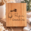 Coffret sommelier en bois gravé Papa Grand Cru avec tire-bouchon, bec verseur, bague et bouchon hermétique