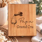 Coffret sommelier en bois gravé Papa Grand Cru avec tire-bouchon, bec verseur, bague et bouchon hermétique