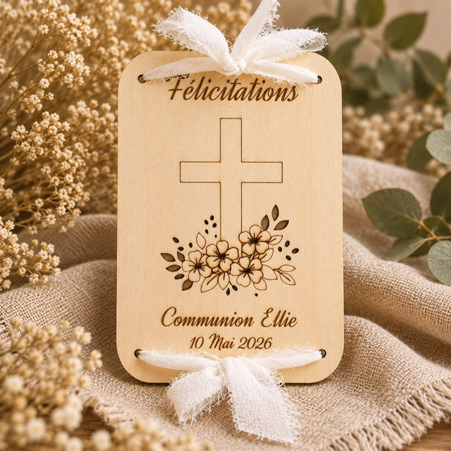 Carte de vœux en bois gravée Félicitations Communion avec croix et décor floral