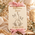 Carte de vœux en bois gravée Confirmation avec église, colombes et rubans rose poudré