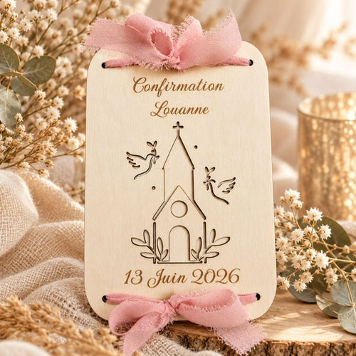 Carte de vœux en bois gravée Confirmation avec église, colombes et rubans rose poudré