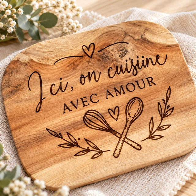 Sous-plat en teck gravé Ici on cuisine avec amour avec fouet cuillère cœurs et feuillages