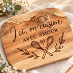 Sous-plat en teck gravé Ici on cuisine avec amour avec fouet cuillère cœurs et feuillages