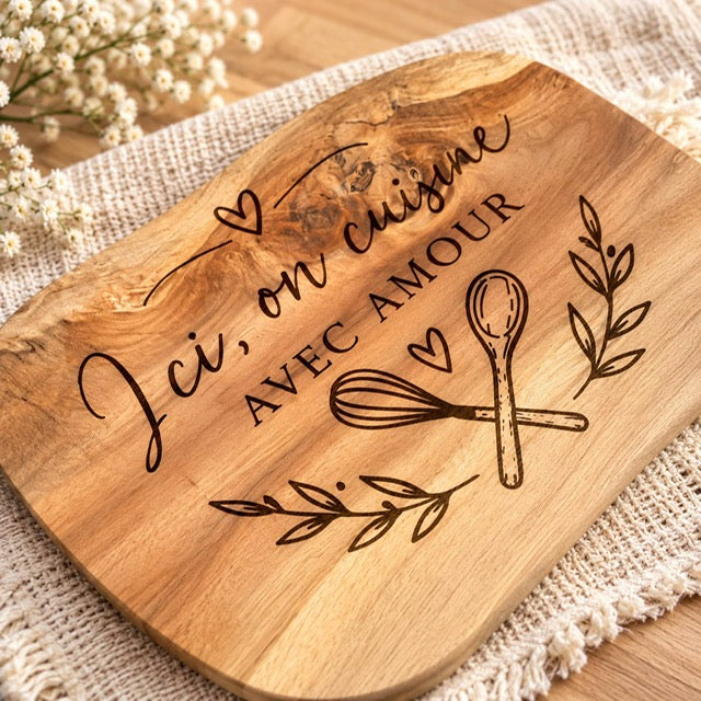 Sous-plat en teck gravé Ici on cuisine avec amour