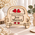 Carte de vœux mariage en bois en forme de voiture Just Married avec cœurs rouges ficelles de jute et prénoms 