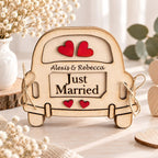 Carte de vœux mariage en bois en forme de voiture Just Married avec cœurs rouges ficelles de jute et prénoms 