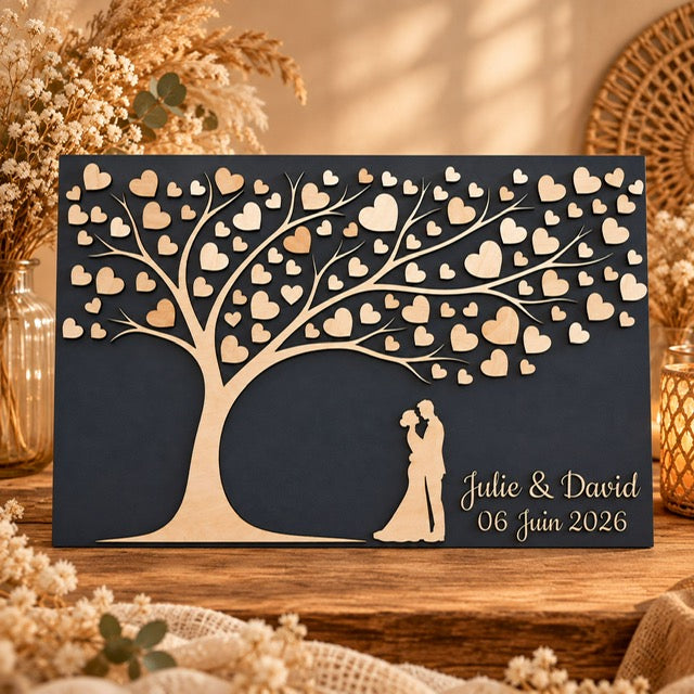 Tableau souvenir mariage en bois avec fond gris foncé, arbre chargé de cœurs et silhouettes des mariés en bois clair en relief