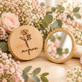 Miroir de poche en bambou gravé maman avec motif fleur, ouvert sur un fond de fleurs