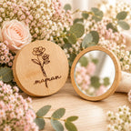 Miroir de poche en bambou gravé maman avec motif fleur, ouvert sur un fond de fleurs