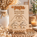 Tableau en bois de tilleul Papa tu es la pièce qui nous unis avec mains en cœur et pièces de puzzle Noa et Lilian sur chevalet