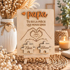 Tableau en bois de tilleul Papa tu es la pièce qui nous unis avec mains en cœur et pièces de puzzle Noa et Lilian sur chevalet