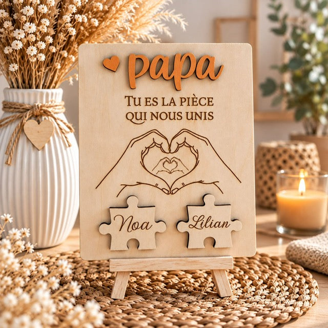 Tableau en bois de tilleul Papa tu es la pièce qui nous unis avec mains en cœur et pièces de puzzle Noa et Lilian sur chevalet