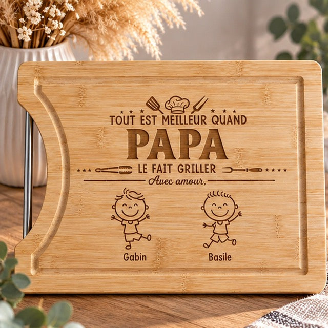 Planche à découper en bambou avec poignées métalliques gravée Tout est meilleur quand Papa le fait griller avec petits bonshommes et prénoms