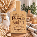 Planche à découper en bambou avec poignée gravée Pas facile d'être Papa et Parfait à la fois mais je gère