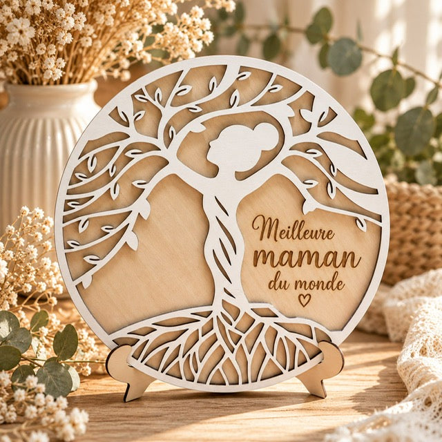 Arbre de Vie en bois découpé avec silhouette féminine et gravure Meilleure maman du monde, posé sur son support