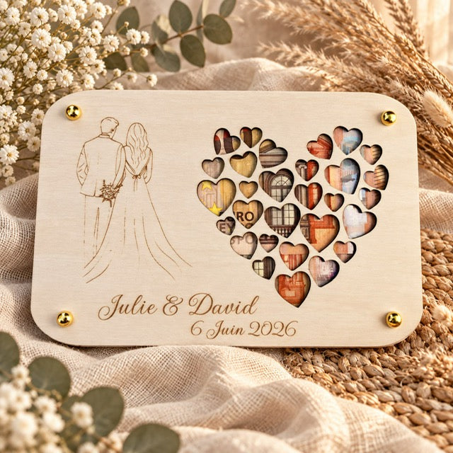 Carte de vœux en bois gravée mariage avec silhouette des mariés et cœur composé de petits cœurs
