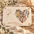 Carte de vœux en bois gravée mariage avec silhouette des mariés et cœur composé de petits cœurs