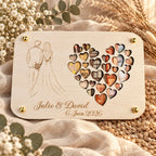 Carte de vœux en bois gravée mariage avec silhouette des mariés et cœur composé de petits cœurs