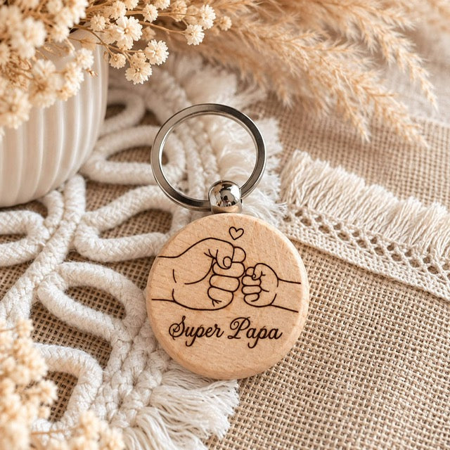 Porte-clés rond en bois gravé Super Papa avec deux poings qui se cognent et cœur