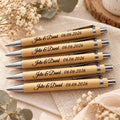 Stylos en bambou gravés aux prénoms des mariés et à la date, cadeaux invités mariage