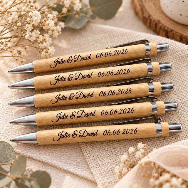 Stylos en bambou gravés aux prénoms des mariés et à la date, cadeaux invités mariage